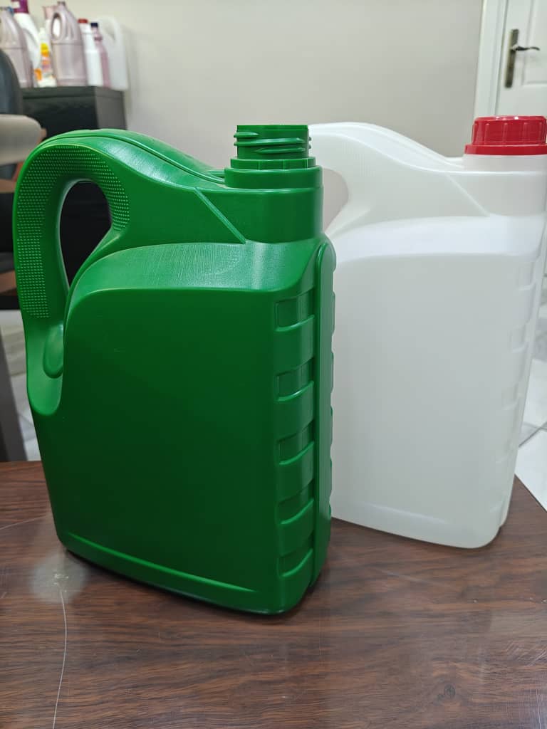 Jerrican 4.5L ovale transparent et coloré avec bouchon